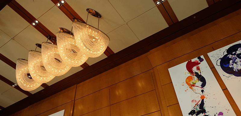 リッツカールトン東京・ロビーラウンジ　入り口天井の優雅な照明