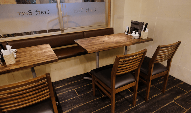 CoCo Craft（ココクラフト）テーブル席は10席。落ち着いた色調です