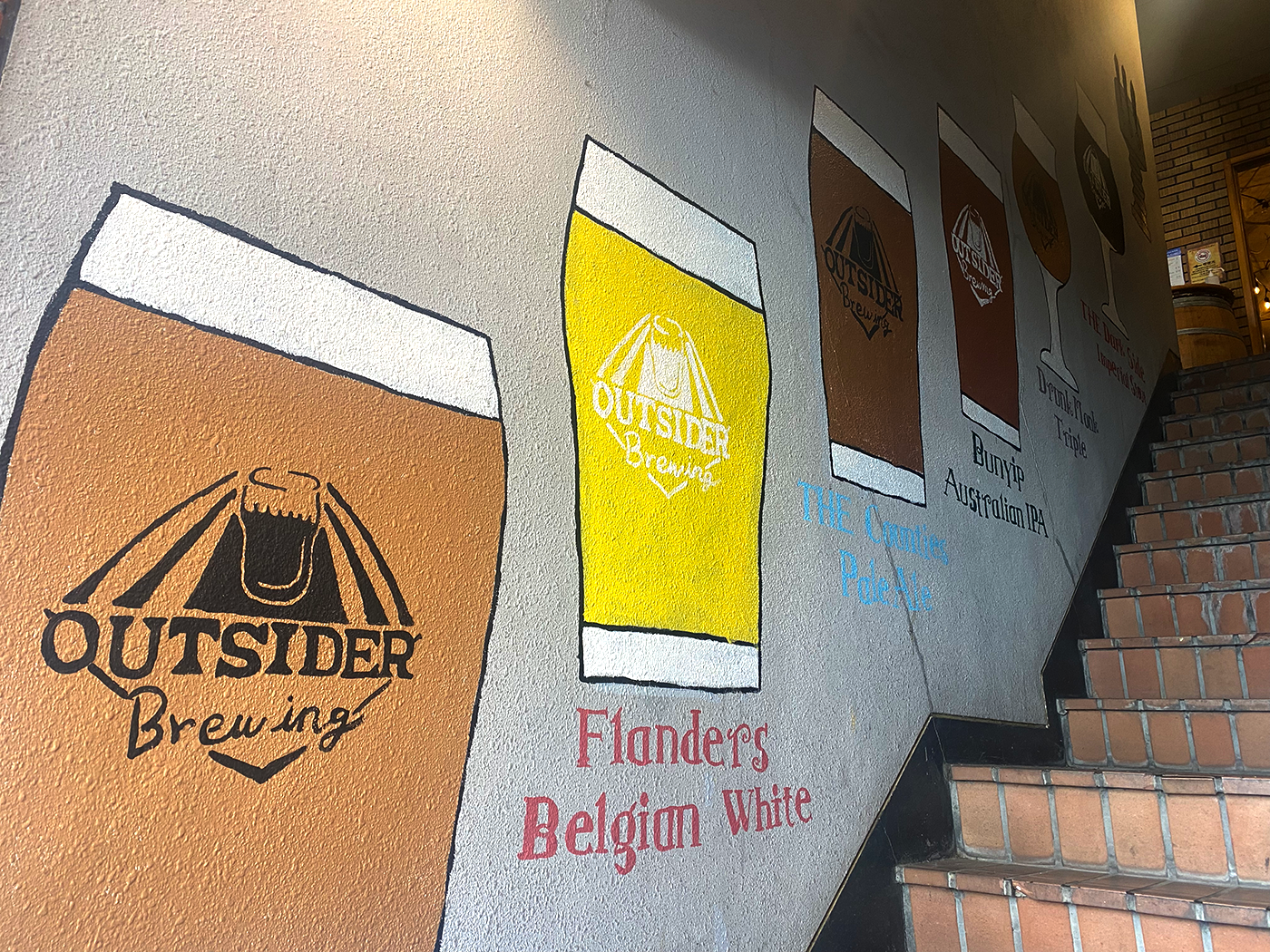 HOPS AND HERBS の階段には定番ビールが描かれています