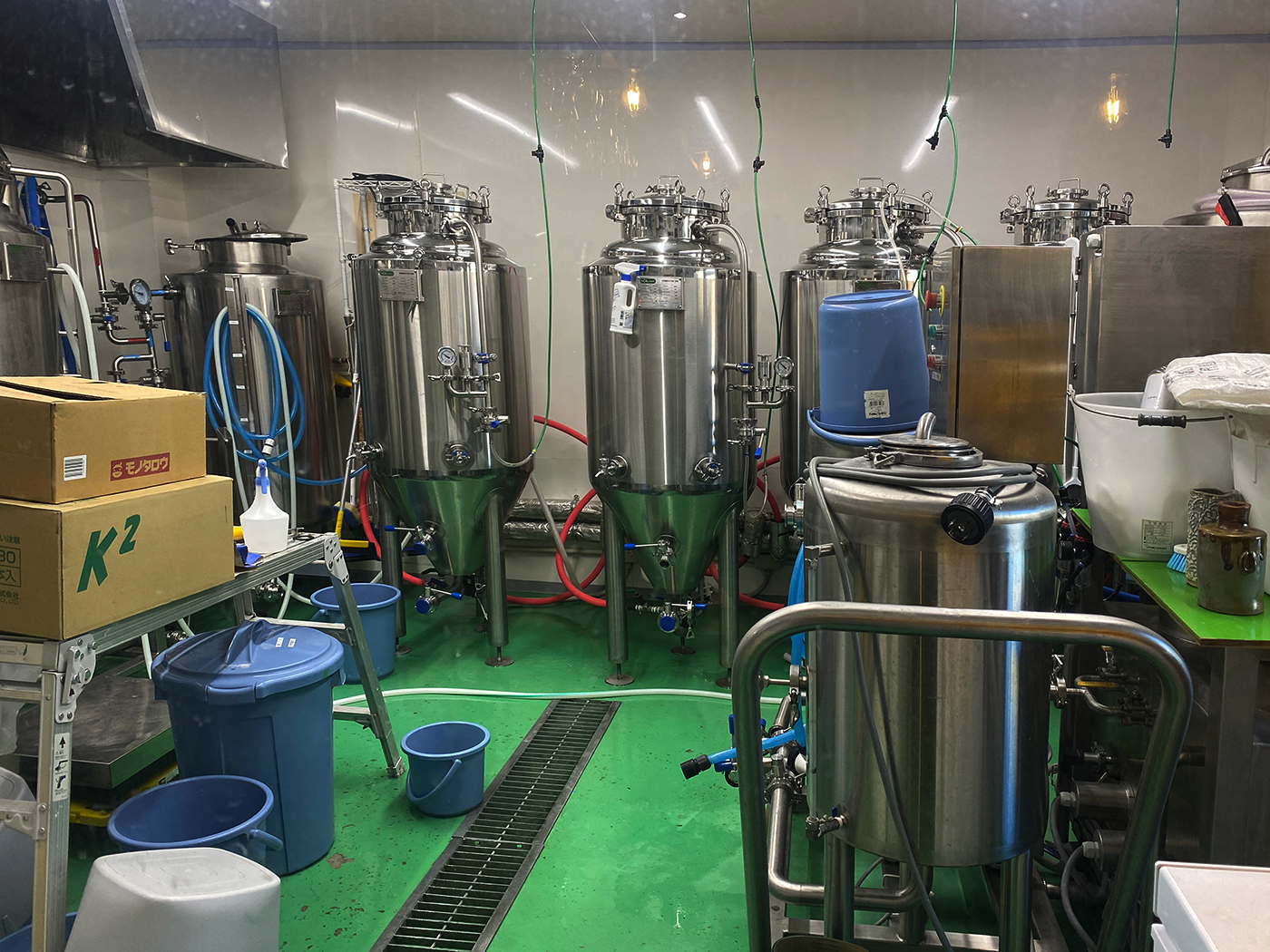 小さなタンクが複数並ぶ醸造施設