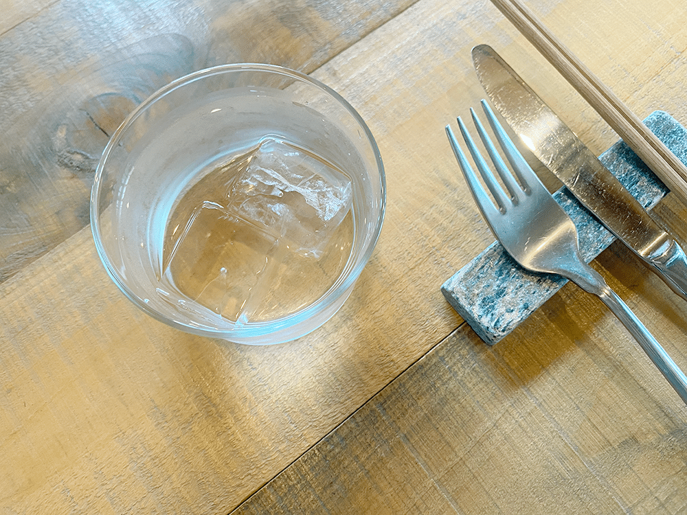 SoN DINING のカトラリーとお水。うーん、涼し気