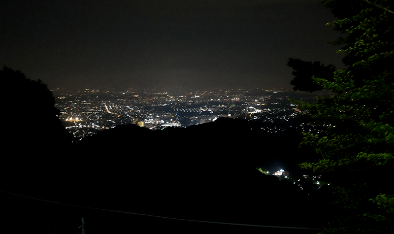 高尾山ビアマウント（ビアガーデン）トイレに行く途中の通路で見た夜景。この近くにカウンターがあり、カップルが仲良く飲んでいたり、一人のみの人がいたり…