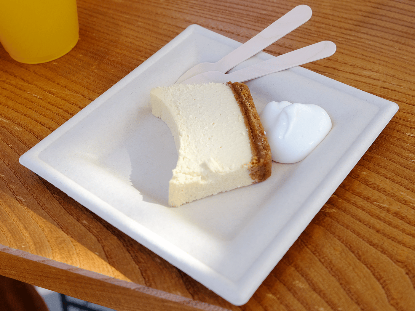 ホイップクリームが添えられたチーズケーキ（500円）